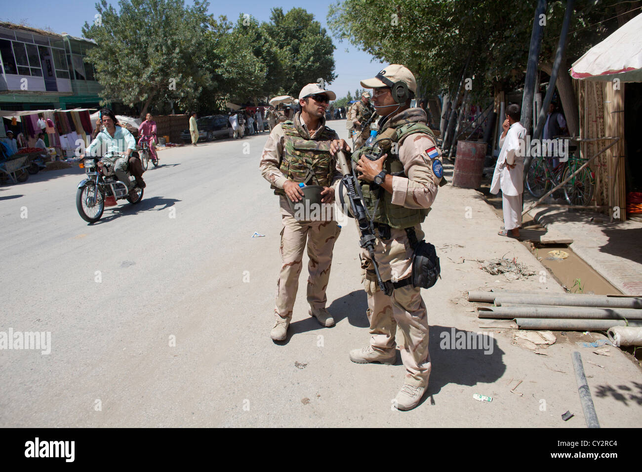 Dutch mentors de la police patrouille à pied avec des policiers afghans à Kunduz Banque D'Images