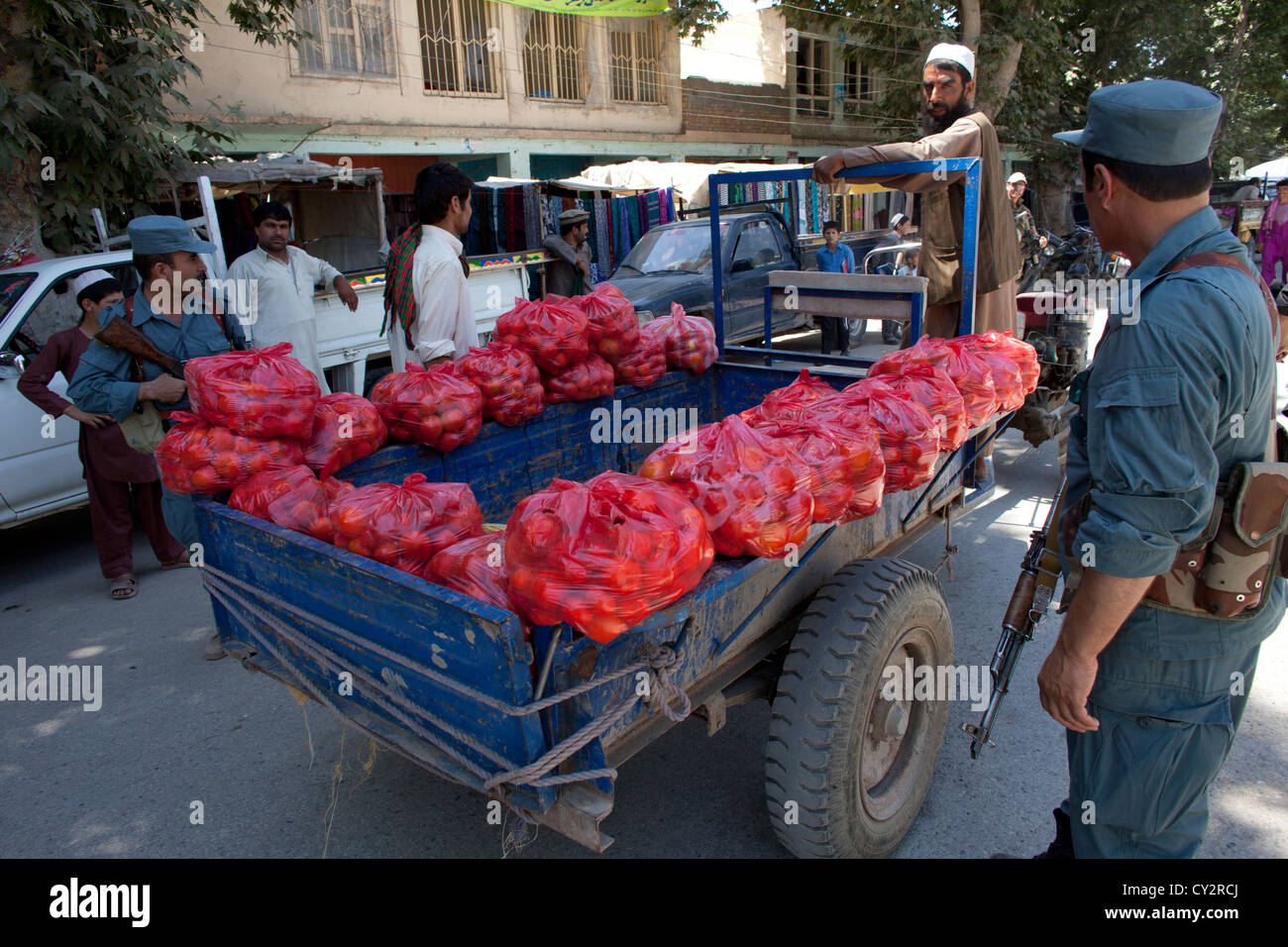 Les agents de la Police nationale afghane en patrouille à pied, Kunduz Khanabad. Militaires néerlandais sont les superviser. Banque D'Images