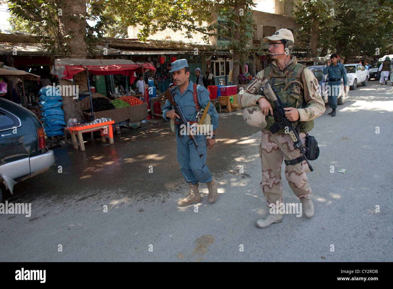 Dutch mentors de la police patrouille à pied avec des policiers afghans à Kunduz Banque D'Images