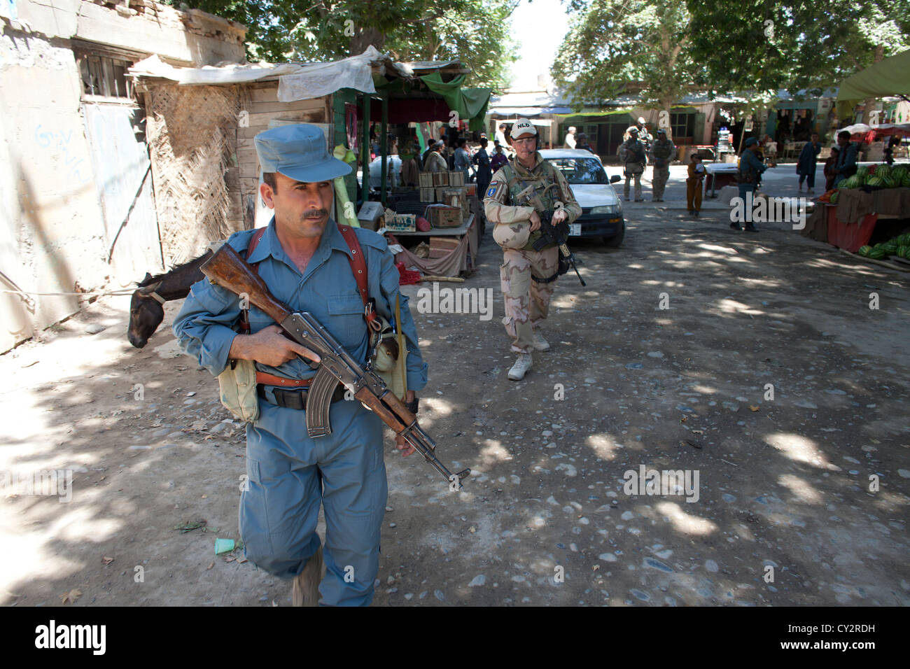 Les agents de la Police nationale afghane en patrouille à pied, Kunduz Khanabad. Militaires néerlandais sont les superviser. Banque D'Images