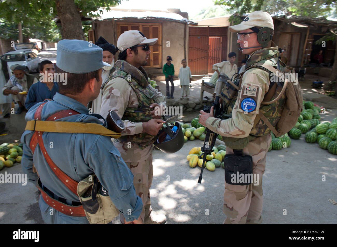 Dutch mentors de la police patrouille à pied avec des policiers afghans à Kunduz Banque D'Images