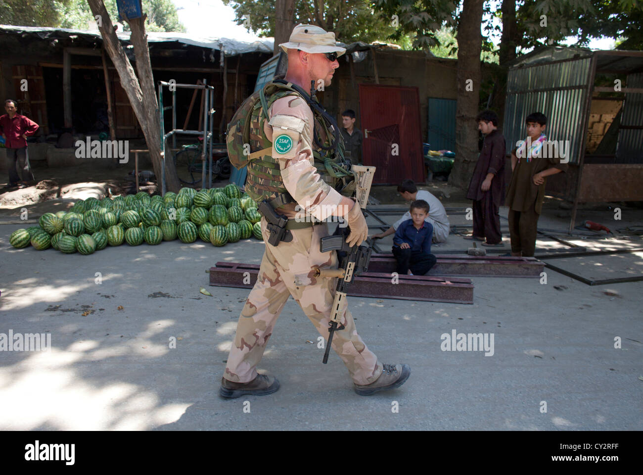 Dutch mentors de la police patrouille à pied avec des policiers afghans à Kunduz Banque D'Images