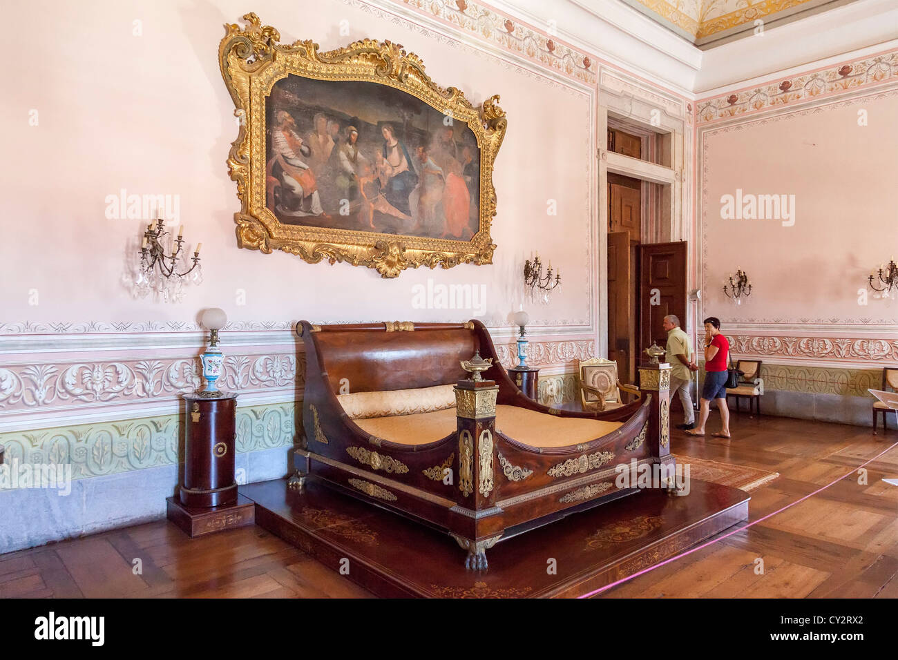 Chambre du Roi. Lit néoclassique et de meubles. Palais National de Mafra, Portugal. L'architecture baroque. Banque D'Images