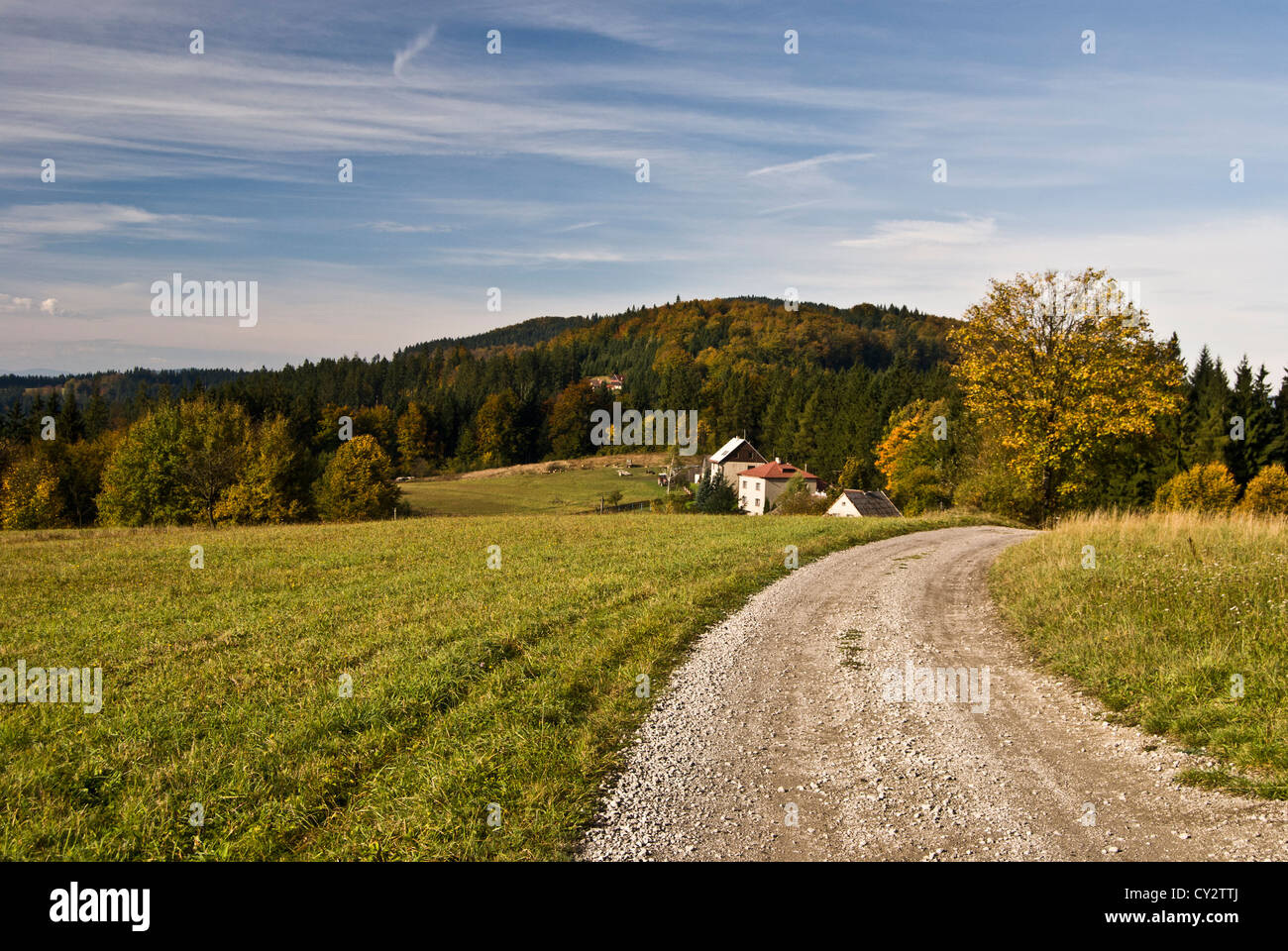 Paysage près de nice Komorovsky grun colline au-dessus de Bukovec dans la partie la plus orientale de la République tchèque avec prairie, d'un sentier, des maisons isolées, de collines et de ciel bleu Banque D'Images