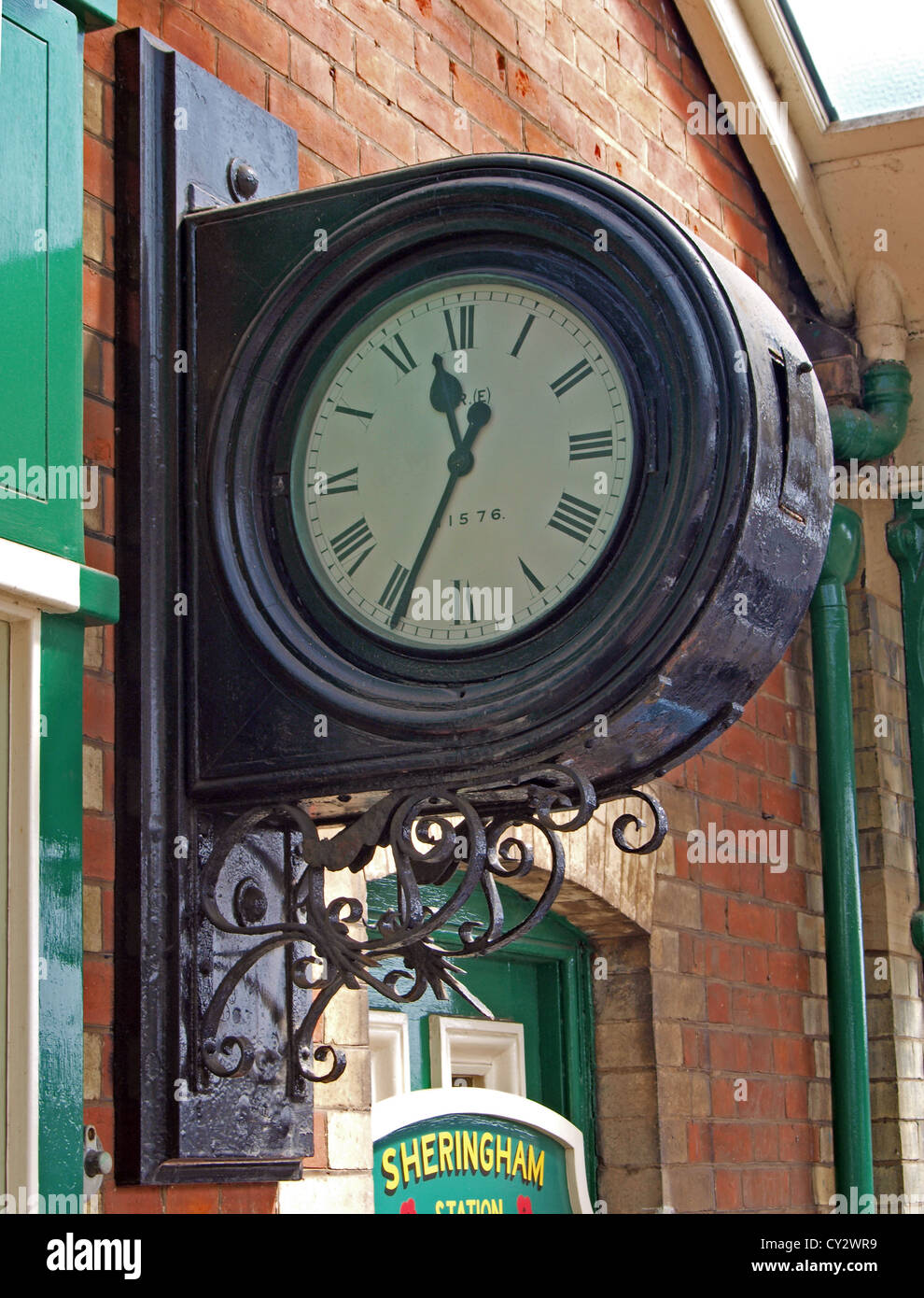 Vieux réveil sur une plate-forme de station à Sheringham North Norfolk Norfolk Angleterre Banque D'Images