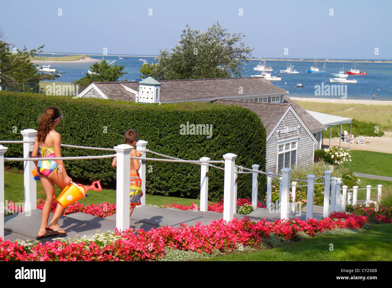 Cape Cod Massachusetts,Chatham,Shore Road,Chatham bars Inn,hôtel,Resort,Aunt Lydia's Cove,Océan Atlantique,eau,bateaux,filles,enfant enfant Banque D'Images