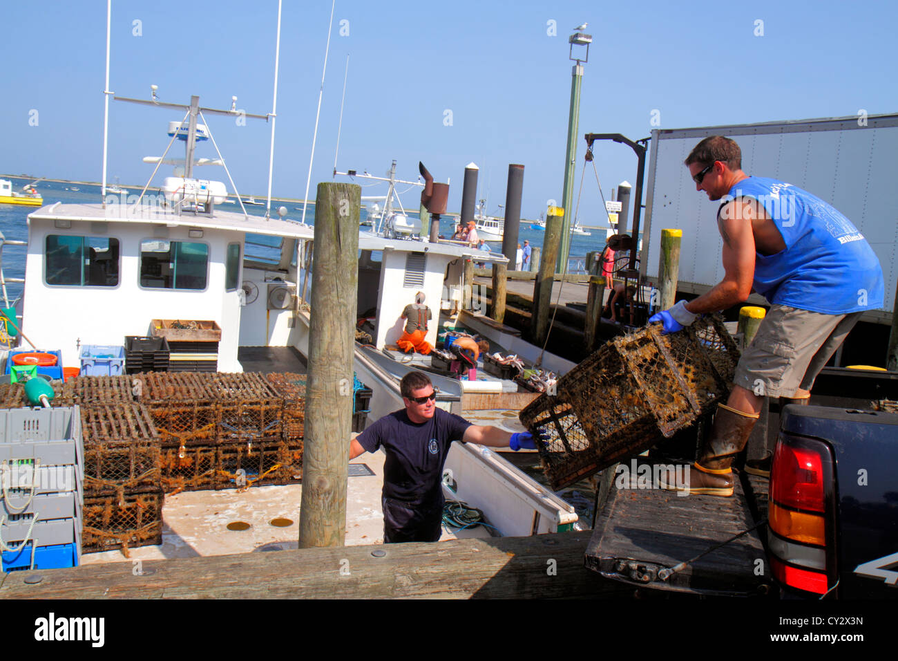 Cape Cod Massachusetts,Chatham,Shore Road,Chatham Pier,pièges à homard,bateau de pêche commercial,homme hommes hommes adultes,travailleurs du travail,emp Banque D'Images