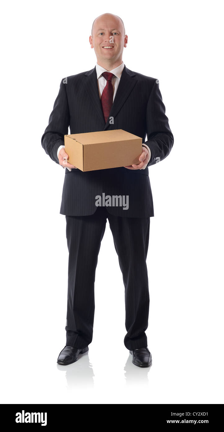 Man in suit la présentation d'une boîte en carton colis isolated on white Banque D'Images