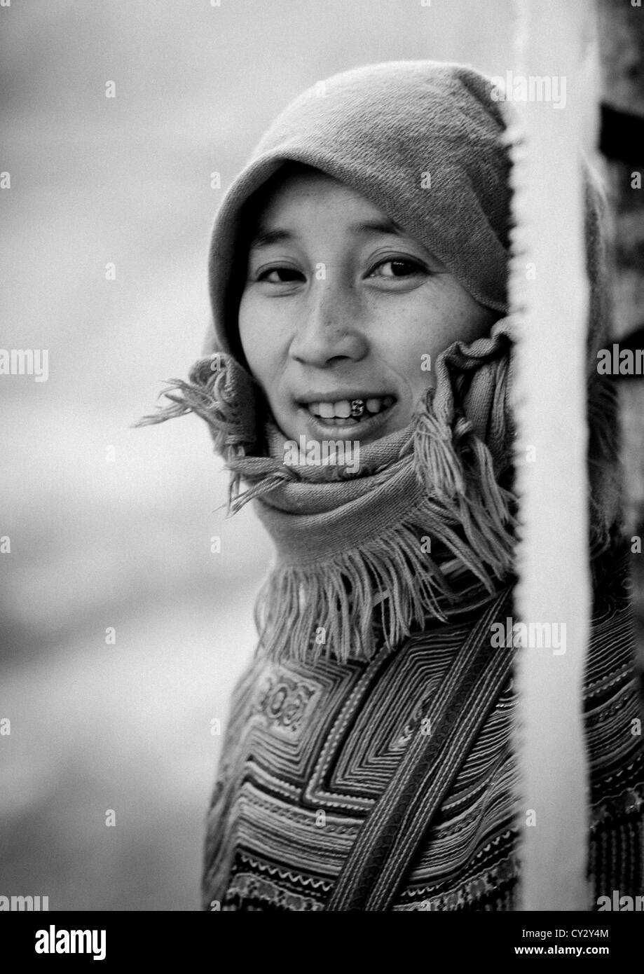 Femme voilée Flower Hmong Sapa au Vietnam, Marché Banque D'Images