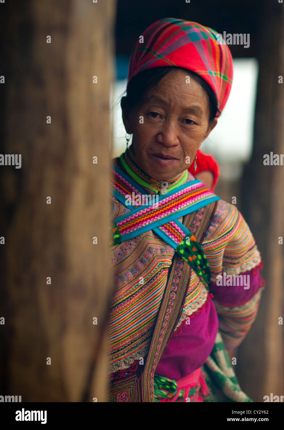Vieille Femme Flower Hmong en costume traditionnel, le marché de Sapa, Vietnam Banque D'Images