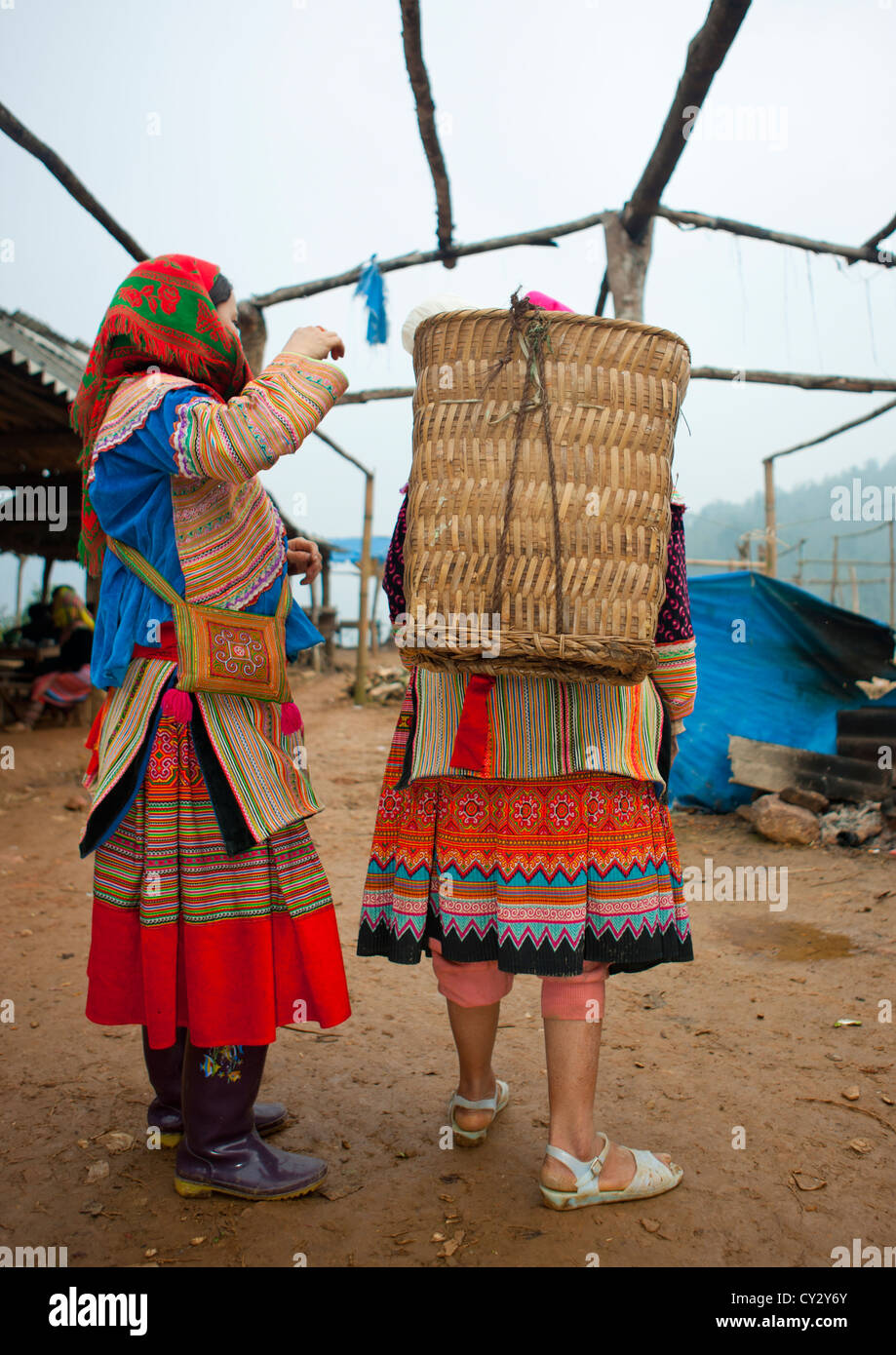 Les femmes Hmong fleur avec un panier au marché de Sapa, Vietnam Banque D'Images