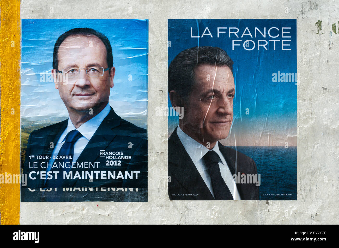 Les affiches politiques de François Hollande et Nicolas Sarkozy collés sur un mur en France. Banque D'Images