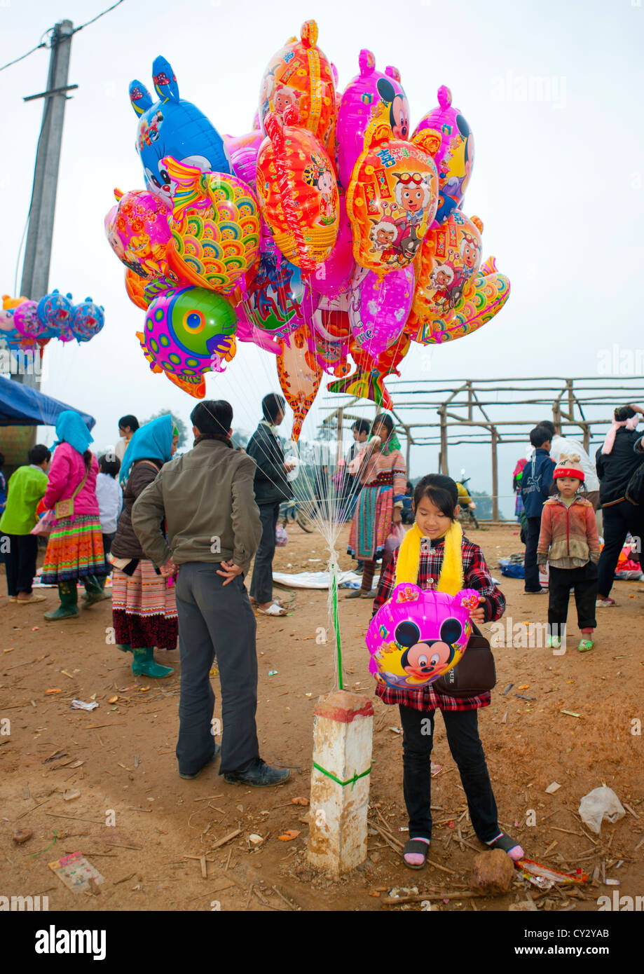 Marchande de ballons sur un marché, SAPA, Vietnam Banque D'Images