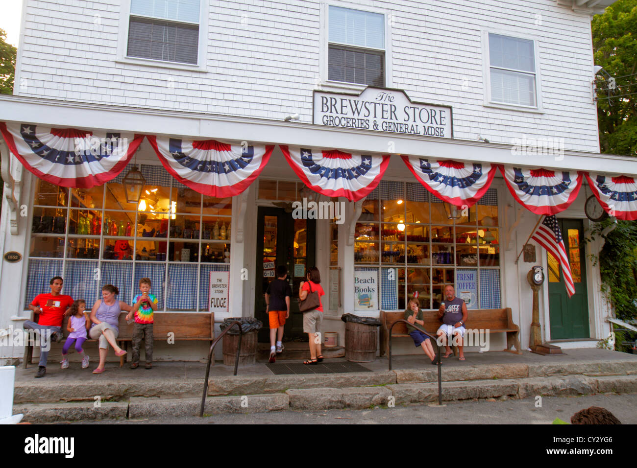 Cape Cod Massachusetts, Brewster, The Brewster Store, épicerie, famille générale parents parents enfants, manger de la crème glacée, devant, entrée, AME Banque D'Images Cape Cod Massachusetts, Brewster, The Brewster Store, épicerie, famille générale parents parents enfants, manger de la crème glacée, devant, entrée, AME Banque D'Images
