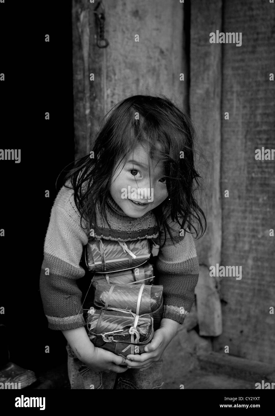 Hmong noir Girl Holding Holding Wrapped gâteaux de riz pour le Têt, SAPA, Vietnam Banque D'Images