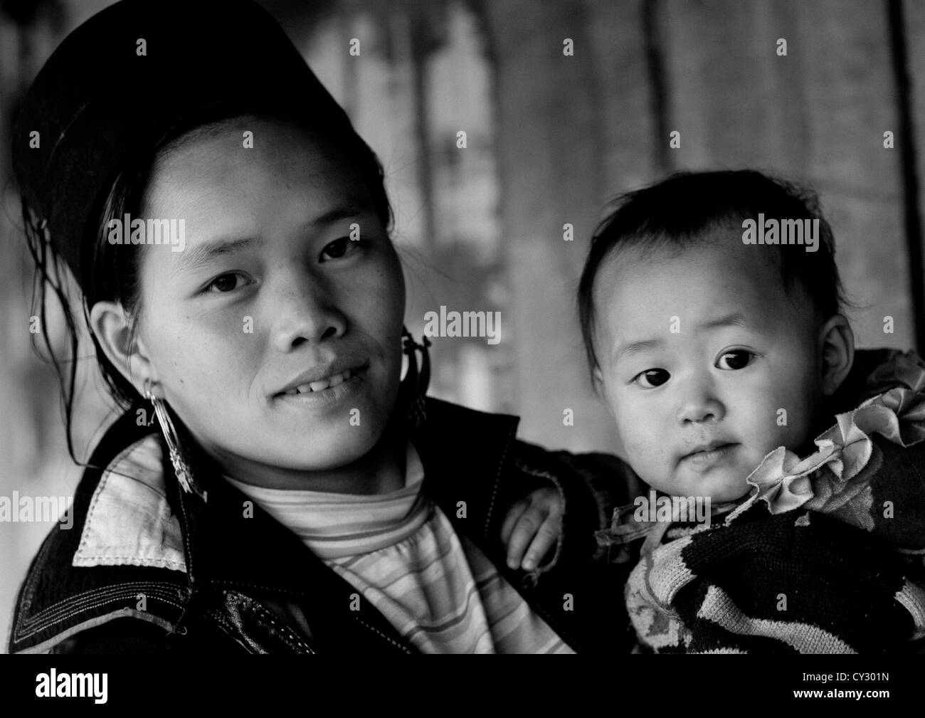 Mère et Bébé Hmong noir en vêtements traditionnels, SAPA, Vietnam Banque D'Images