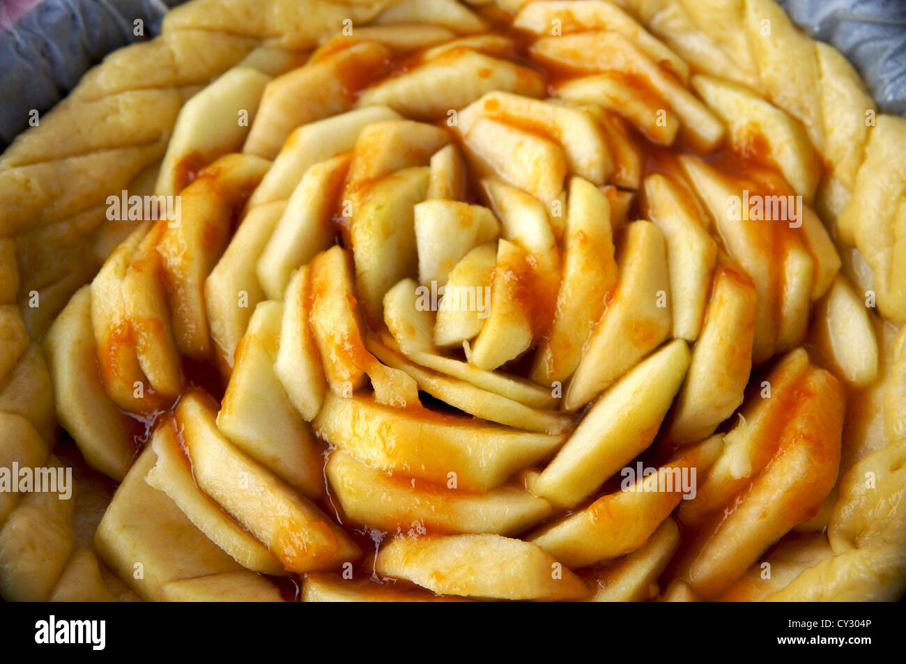 Vue rapprochée d'une tarte aux pommes avec des tranches de fruits et de confiture Banque D'Images