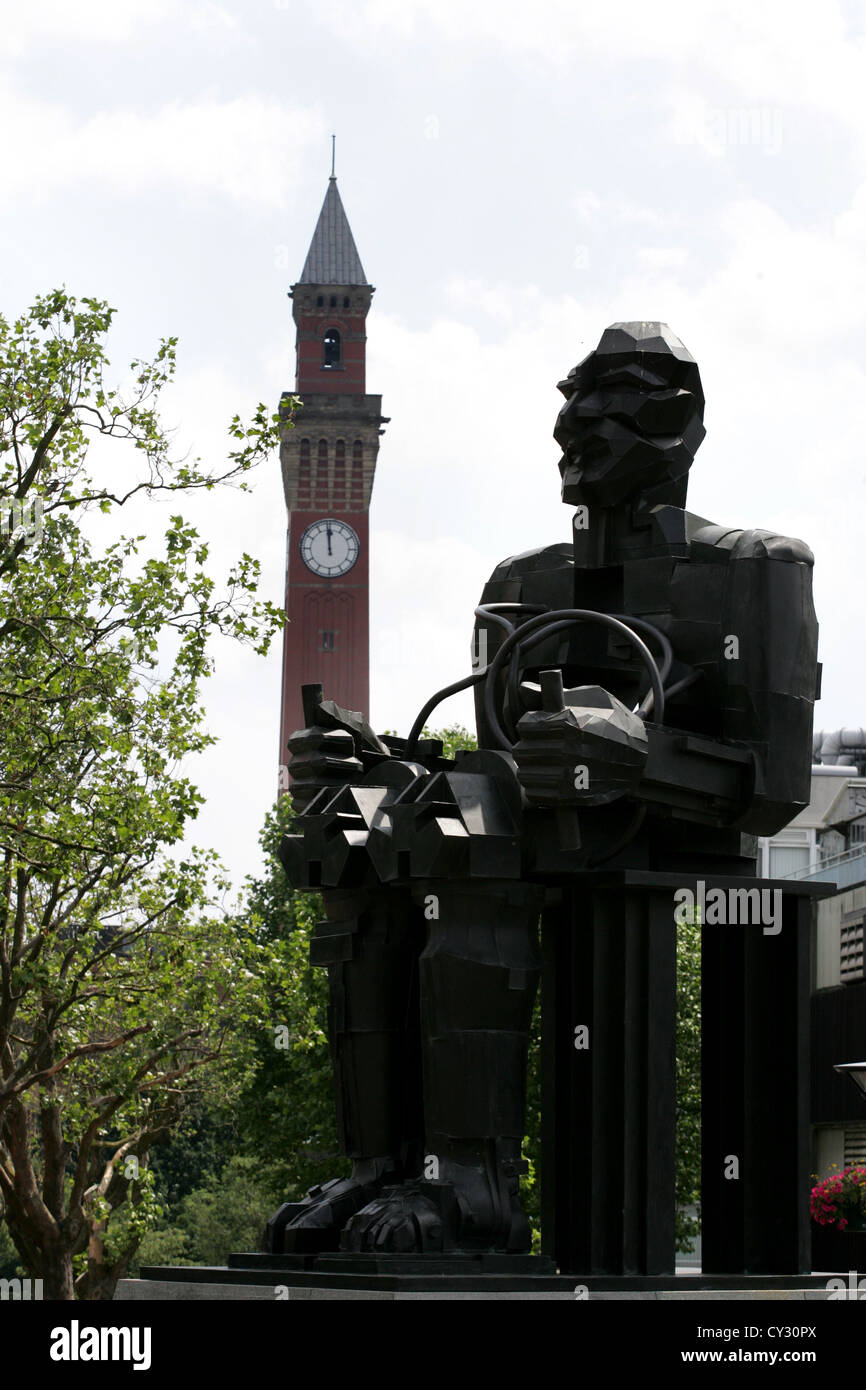 Une statue de bronze de Faraday en l'université de Birmingham, Westgate, près de l'université. Banque D'Images