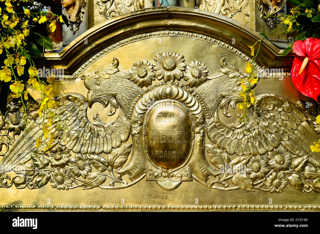 Détail d'une ancienne en aluminium martelé l'art religieux Banque D'Images