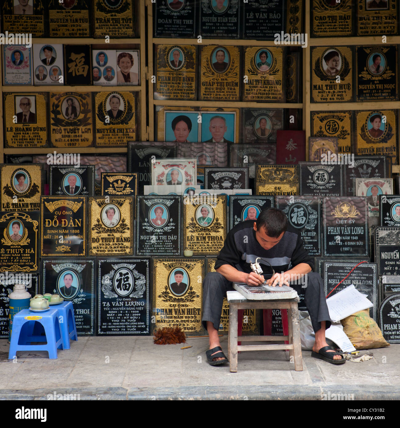 La gravure de l'homme une pierre tombale, Hanoi, Vietnam Banque D'Images