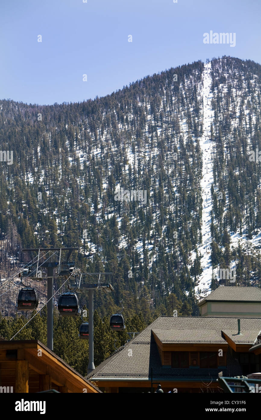 Télécabine de la vallée céleste au lac Tahoe, en Californie au printemps avec les pistes de ski dans l'arrière-plan Banque D'Images