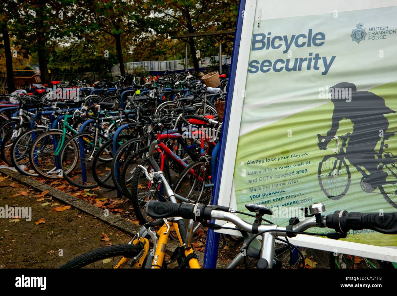 La police britannique des Transports au sujet de l'avis de la sécurité à l'extérieur de vélos, Oxford Banque D'Images