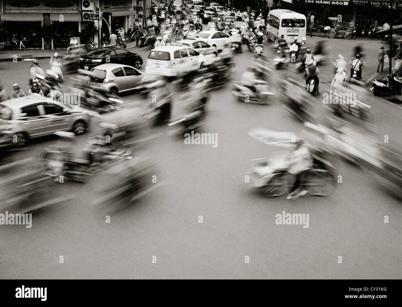 Troubles de la circulation dans la vieille ville de Hanoï au Vietnam en Extrême-Orient asie du sud-est. Le surréalisme surréaliste motion mouvement transport voyage excès de vitesse Banque D'Images