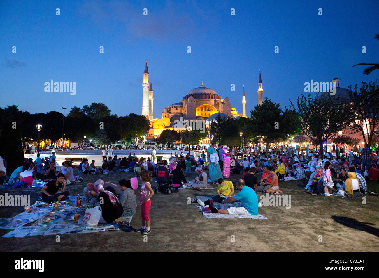 Pique-nique le ramadan en face de l'Aya Sofya, Istanbul Banque D'Images