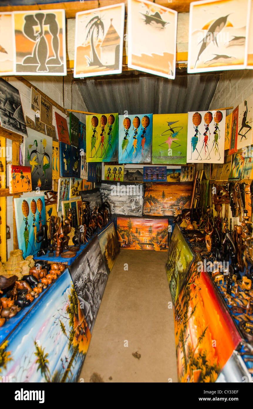 L'un des nombreux stands d'artisanat situé à l'intérieur de marché Albert Banjul Gambie Afrique de l'ouest Banque D'Images