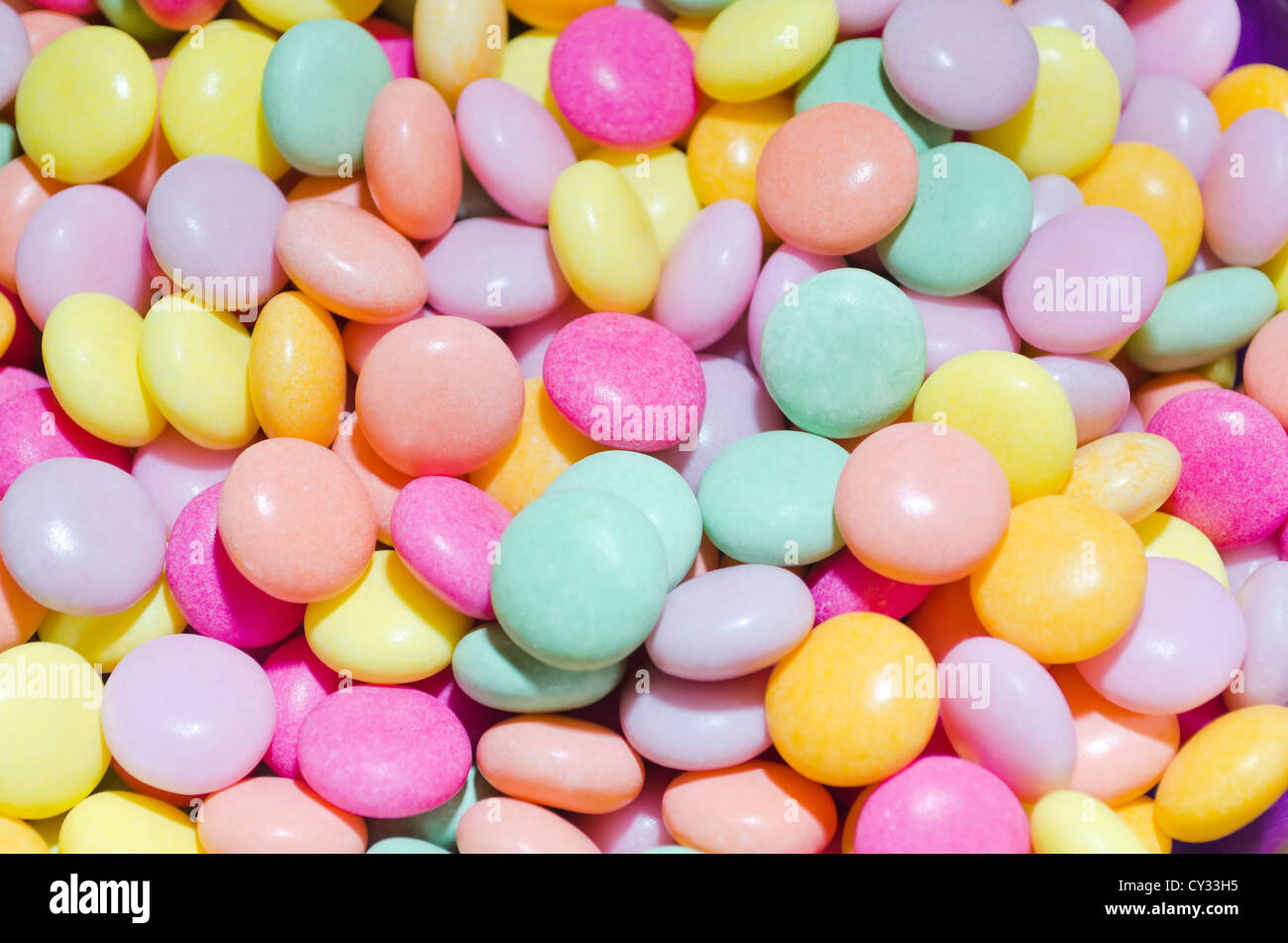 Ronde de couleur pastel qui ressemblent à des bonbons M&M's servis lors  d'une fête pour les enfants Photo Stock - Alamy