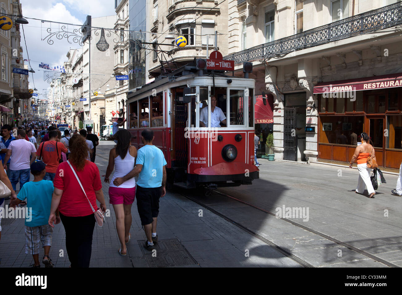 Les transports publics (tram) dans istanbulshopping street à taxim, Istanbul Banque D'Images