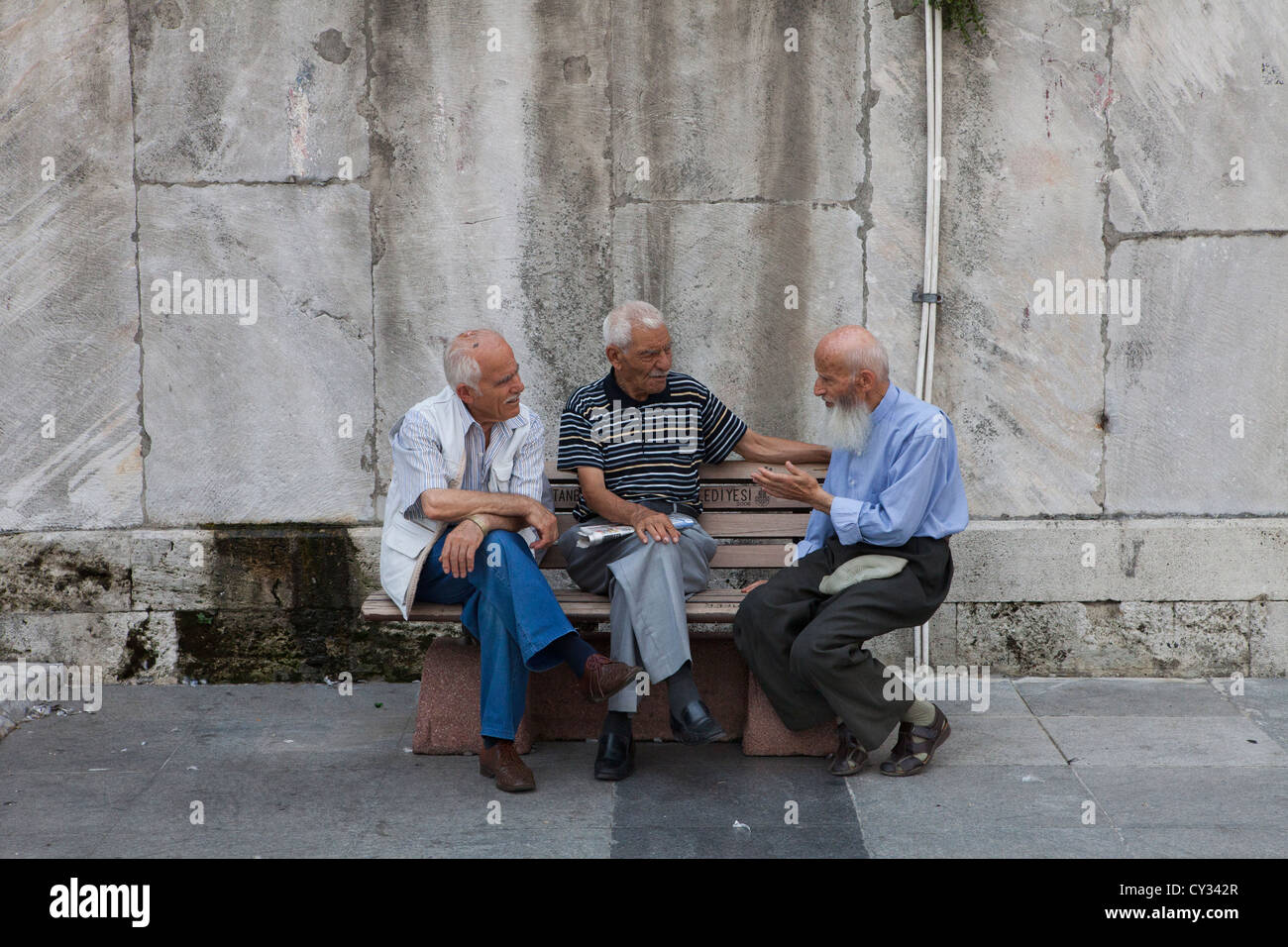 Trois hommes discutent dans istanbul Banque D'Images