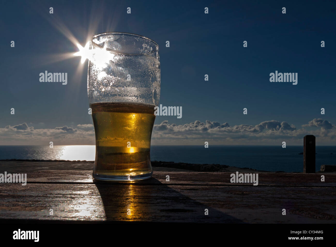 Un verre de bière blonde au soleil Banque D'Images
