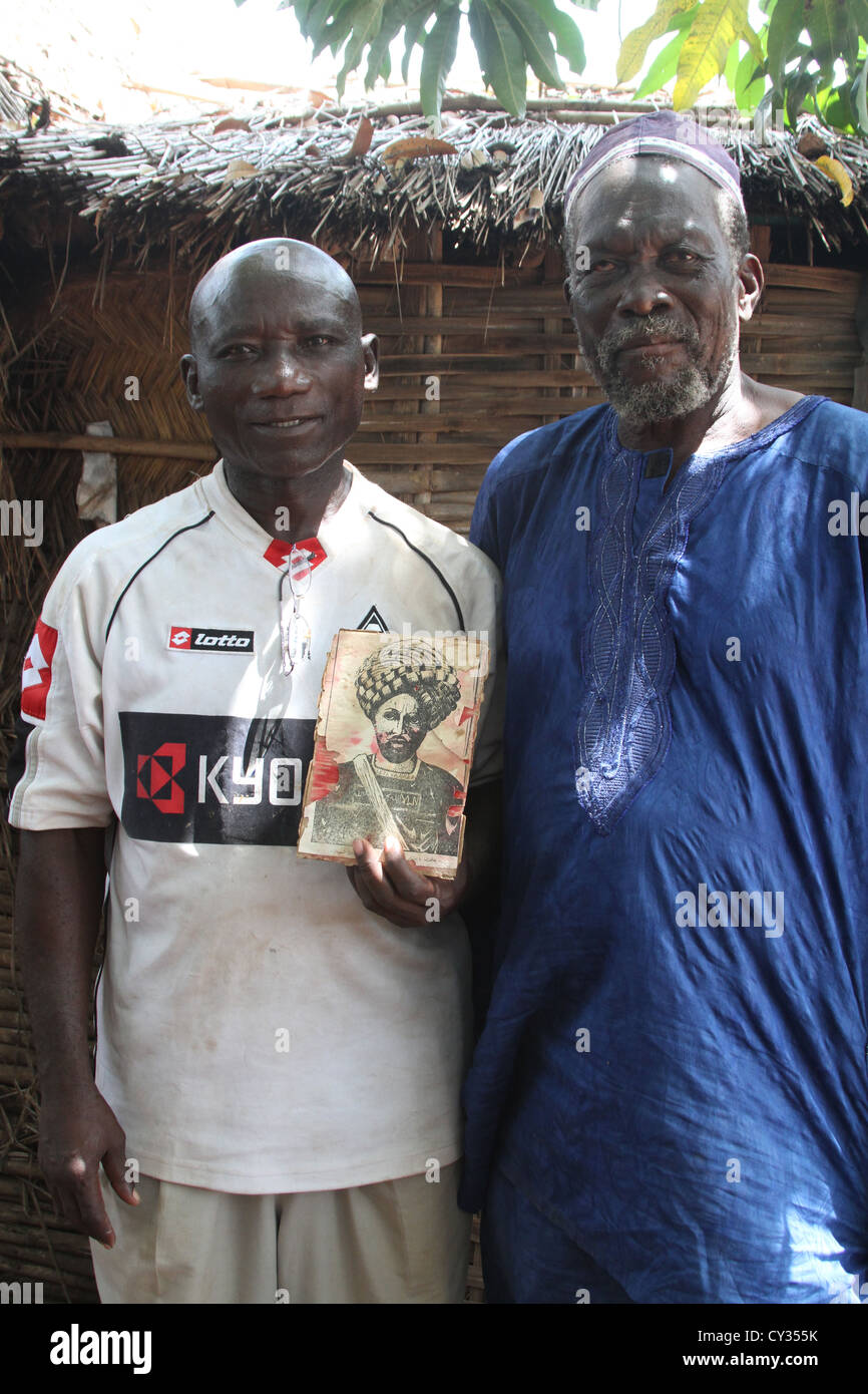 Maranajan Sultan Sayeed Ali et Sidi Moctar Khaba tenant une photo de Nimir Mac de la tribu des Jaaliyeen, Wau, au Soudan du Sud Banque D'Images