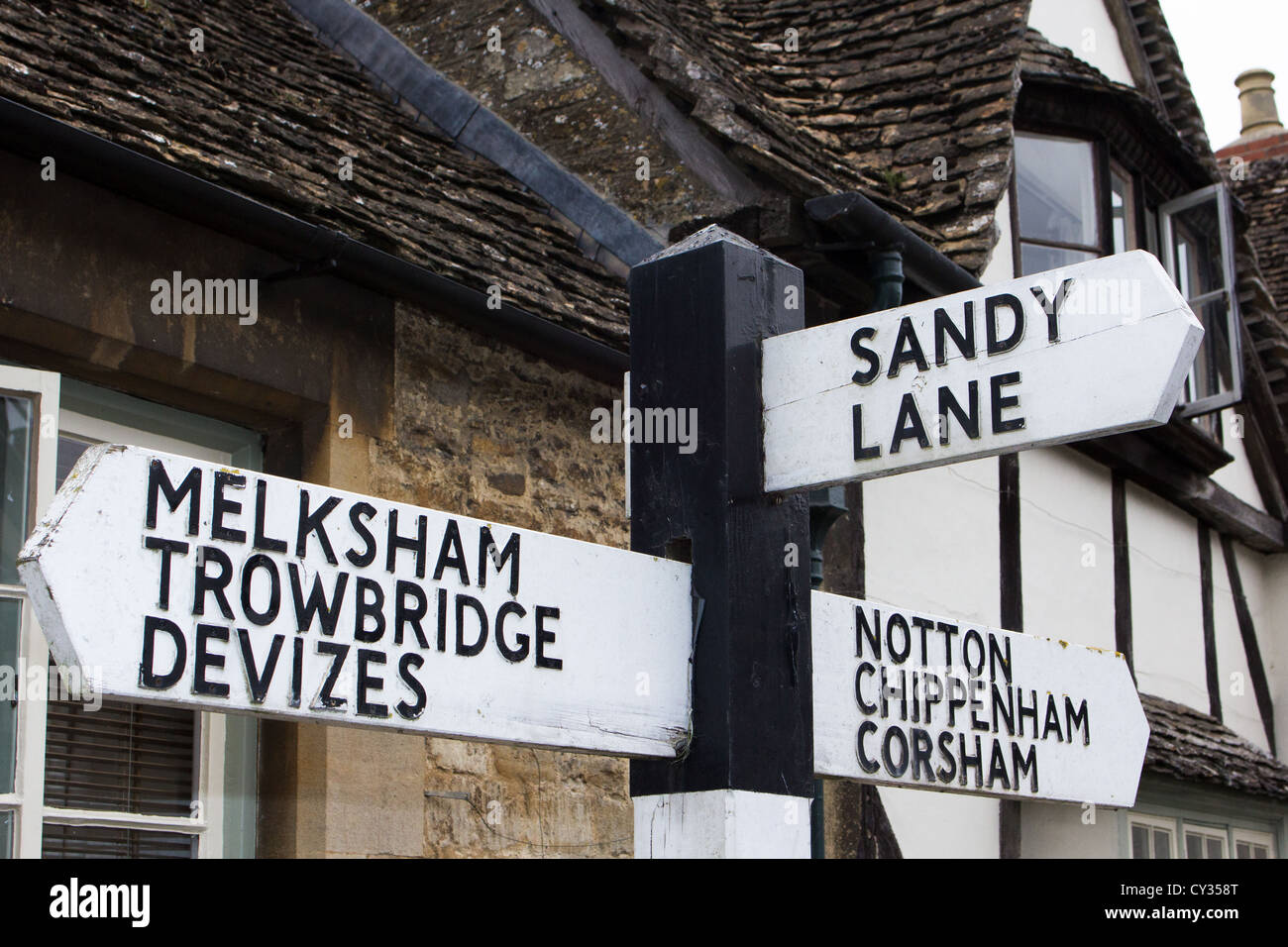 Les premiers panneaux de signalisation routière à l'ancienne indiquent Angleterre Royaume-Uni Banque D'Images Les premiers panneaux de signalisation routière à l'ancienne indiquent Angleterre Royaume-Uni Banque D'Images
