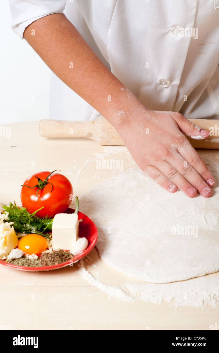 Femme mains pétrir de la pâte à pizza Banque D'Images