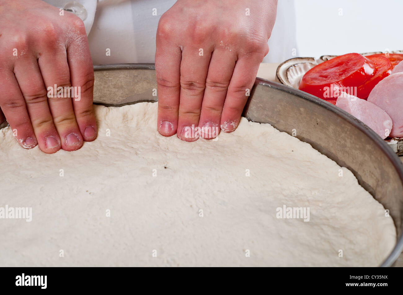 Femme mains pétrir de la pâte à pizza Banque D'Images