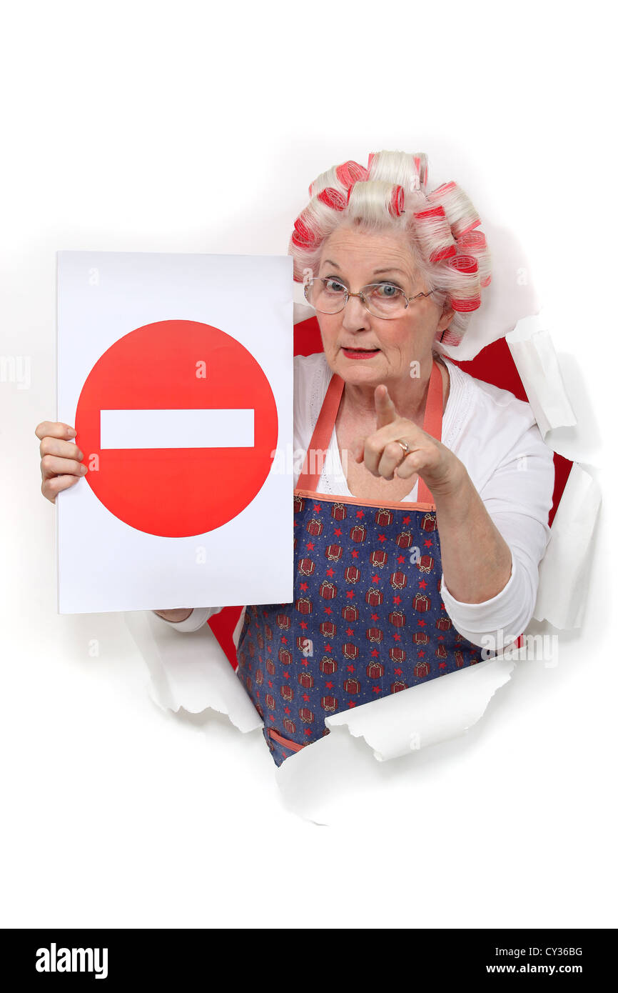 Dame âgée avec rouleaux de cheveux avertissement émission Banque D'Images