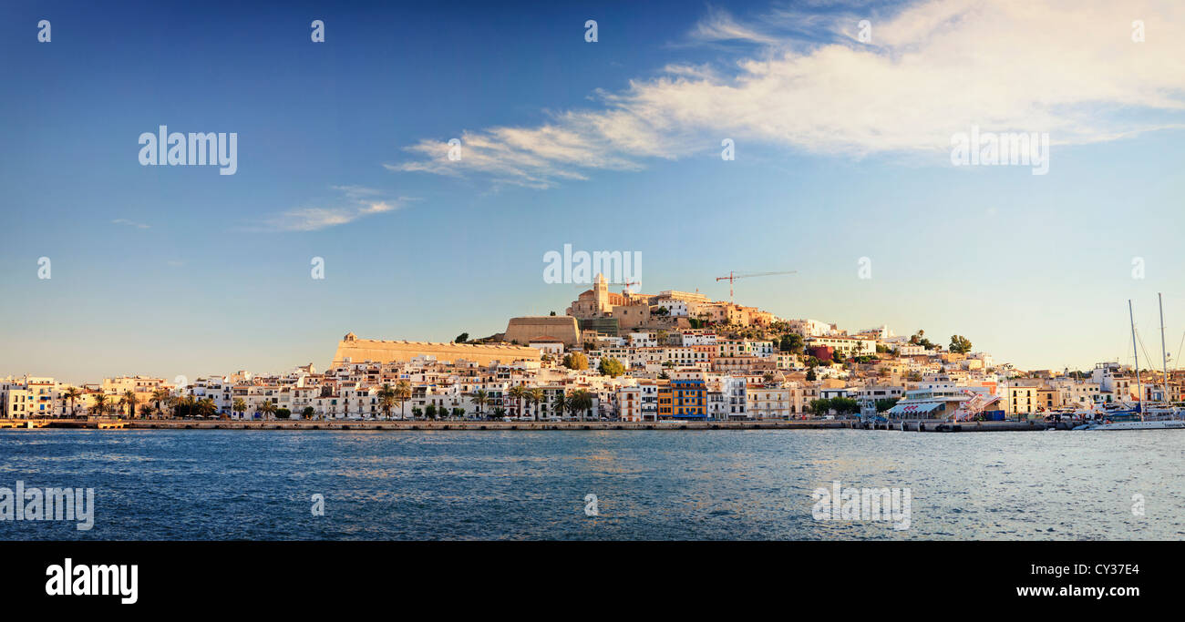 L'Espagne, Îles Baléares, Ibiza, vue de la vieille ville d'Ibiza (UNESCO site), et de Dalt Vila Banque D'Images