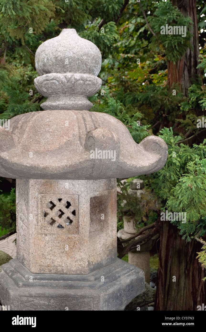 Petit temple de la lanterne de pierre dans le jardin japonais Photo Stock -  Alamy