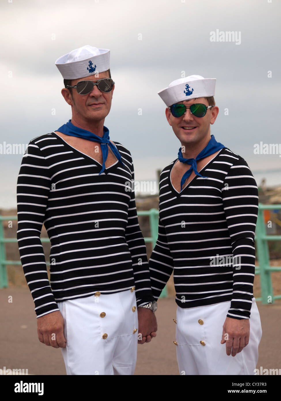 deux-visiteurs-a-brighton-pour-pride-2012-s-habiller-comme-les-marins-cy37r3.jpg