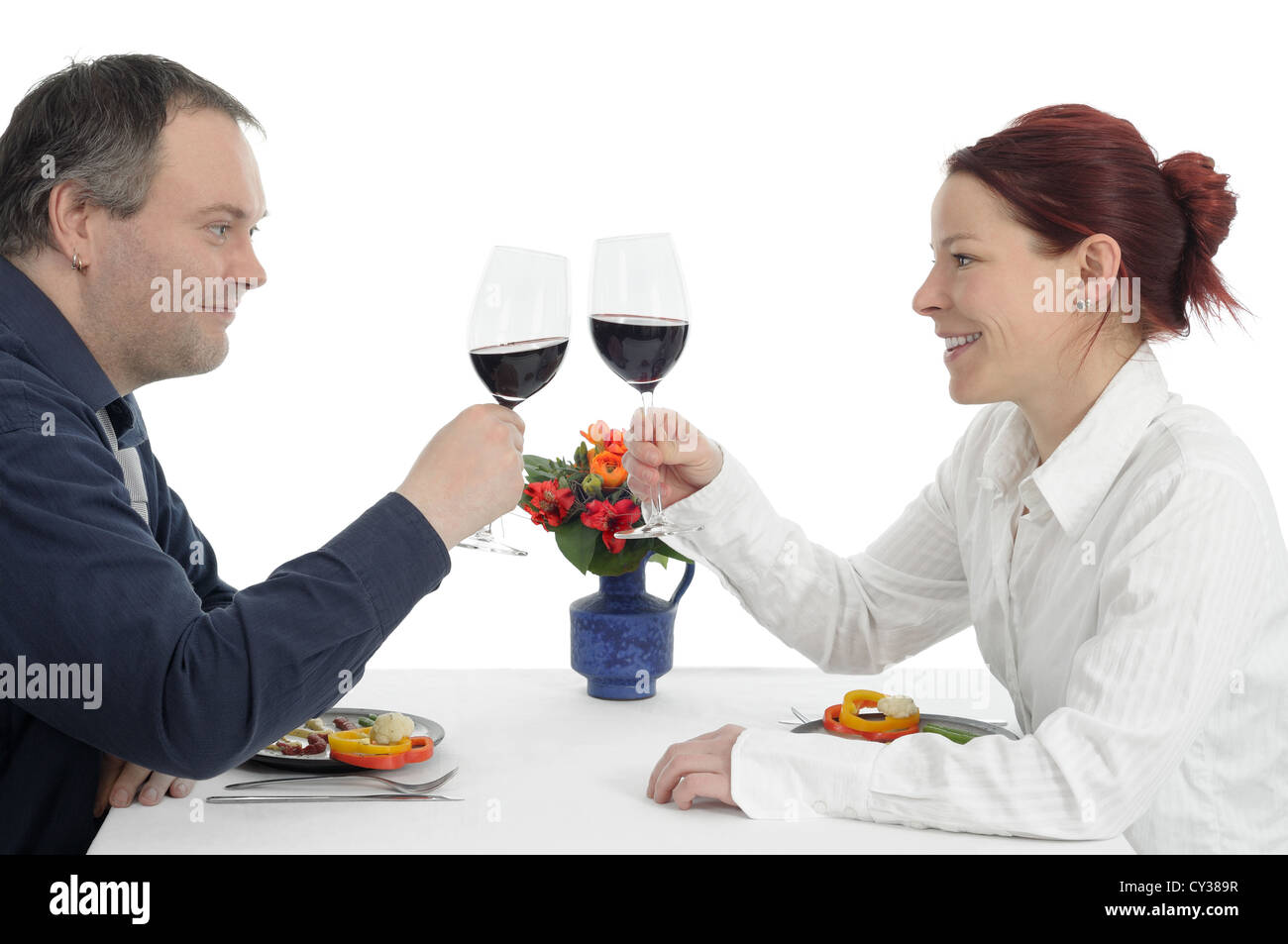 Homme Femme couple manger et trinquer avec le verre de vin Photo Stock -  Alamy