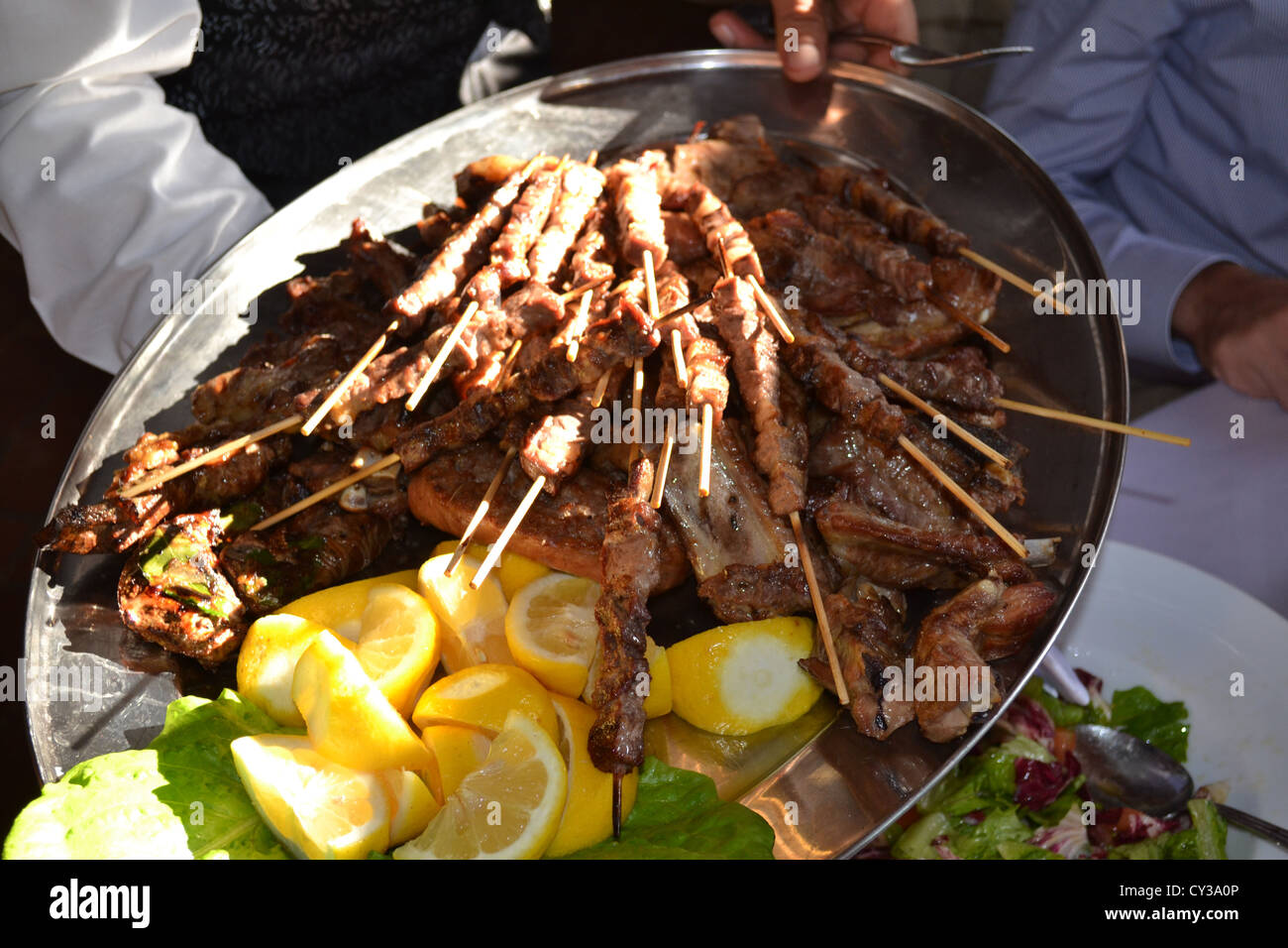 Waiter serving plat de viande à un mariage, près d'Ancona, Italie centrale. Banque D'Images