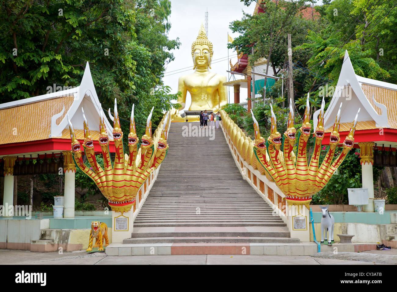 Étapes menant à la statue du Grand Bouddha à Pattaya, Thaïlande Banque D'Images