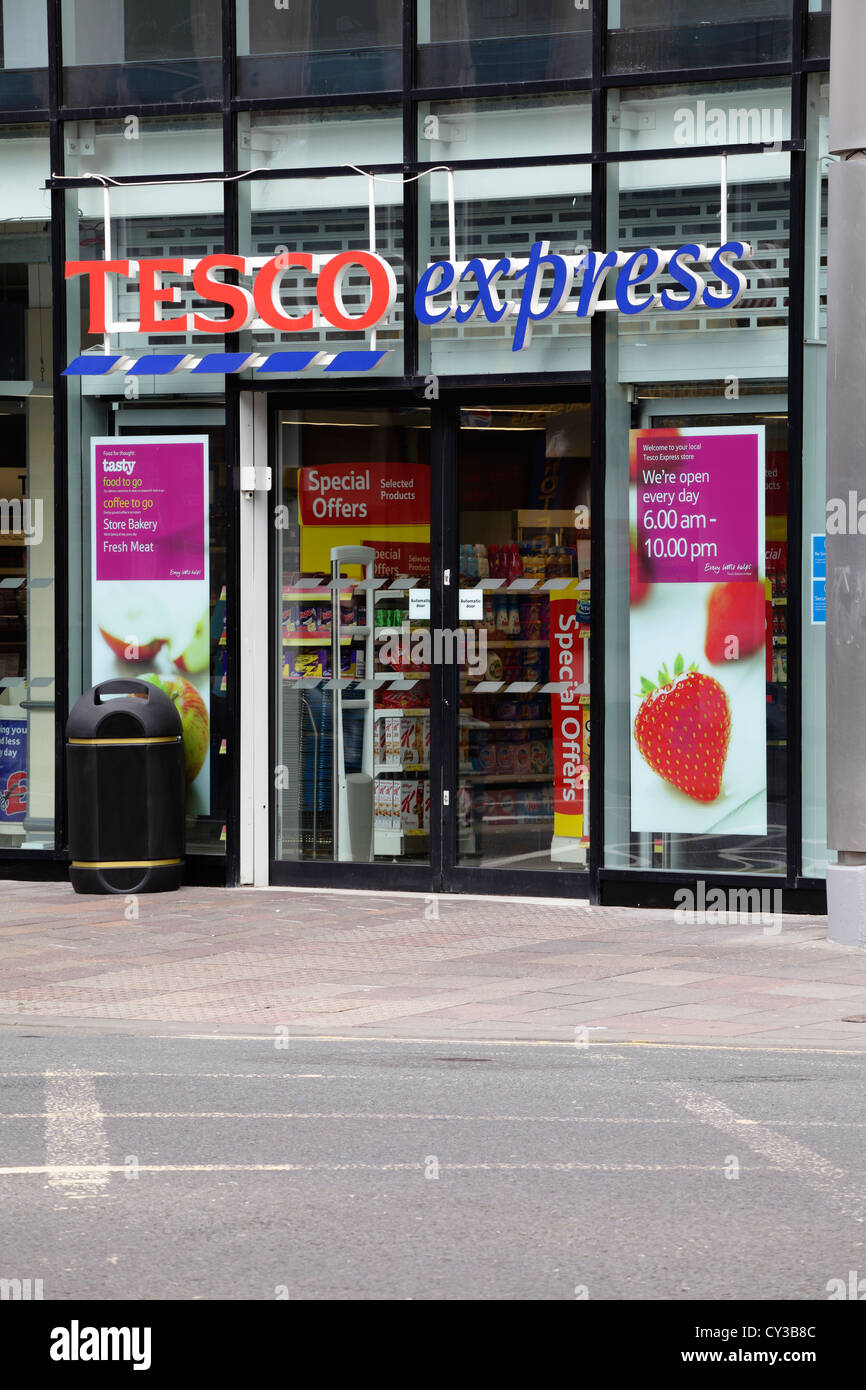 Un magasin Tesco Express, Argyle Street, Glasgow, Écosse, Royaume-Uni Banque D'Images