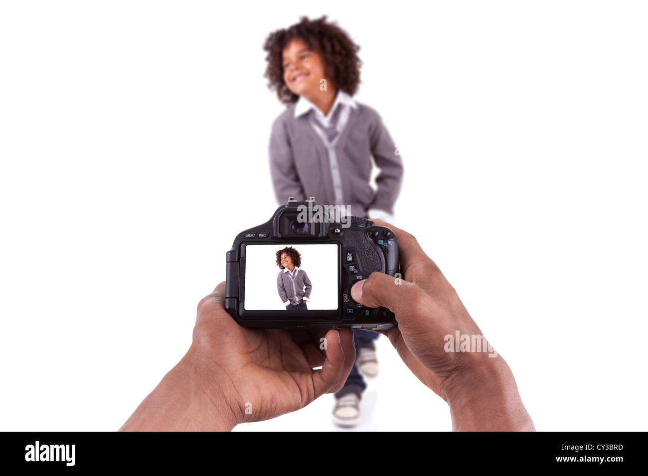 Le photographe américain africain de prendre des photos de studio un petit garçon noir Banque D'Images