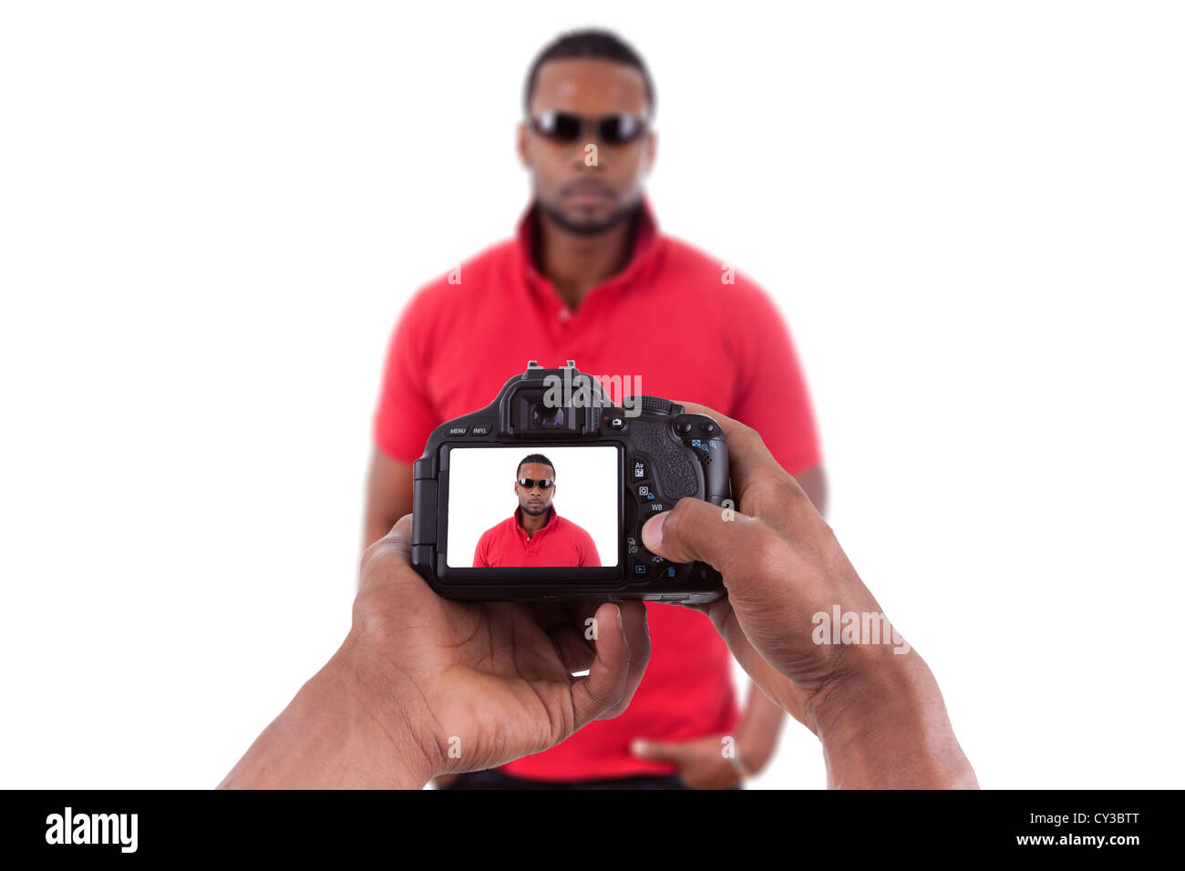 Le photographe américain africain de prendre des photos de studio un jeune homme noir Banque D'Images