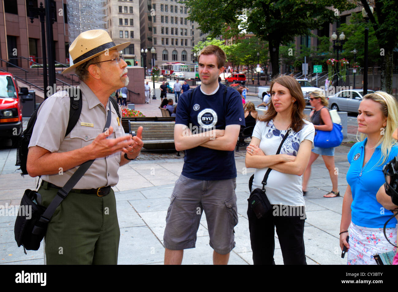 Boston Massachusetts,The Freedom Trail,Faneiul Hall Marketplace,Quincy Market,National Park ranger,expliquant,homme hommes adultes adultes,uniforme,travail Banque D'Images
