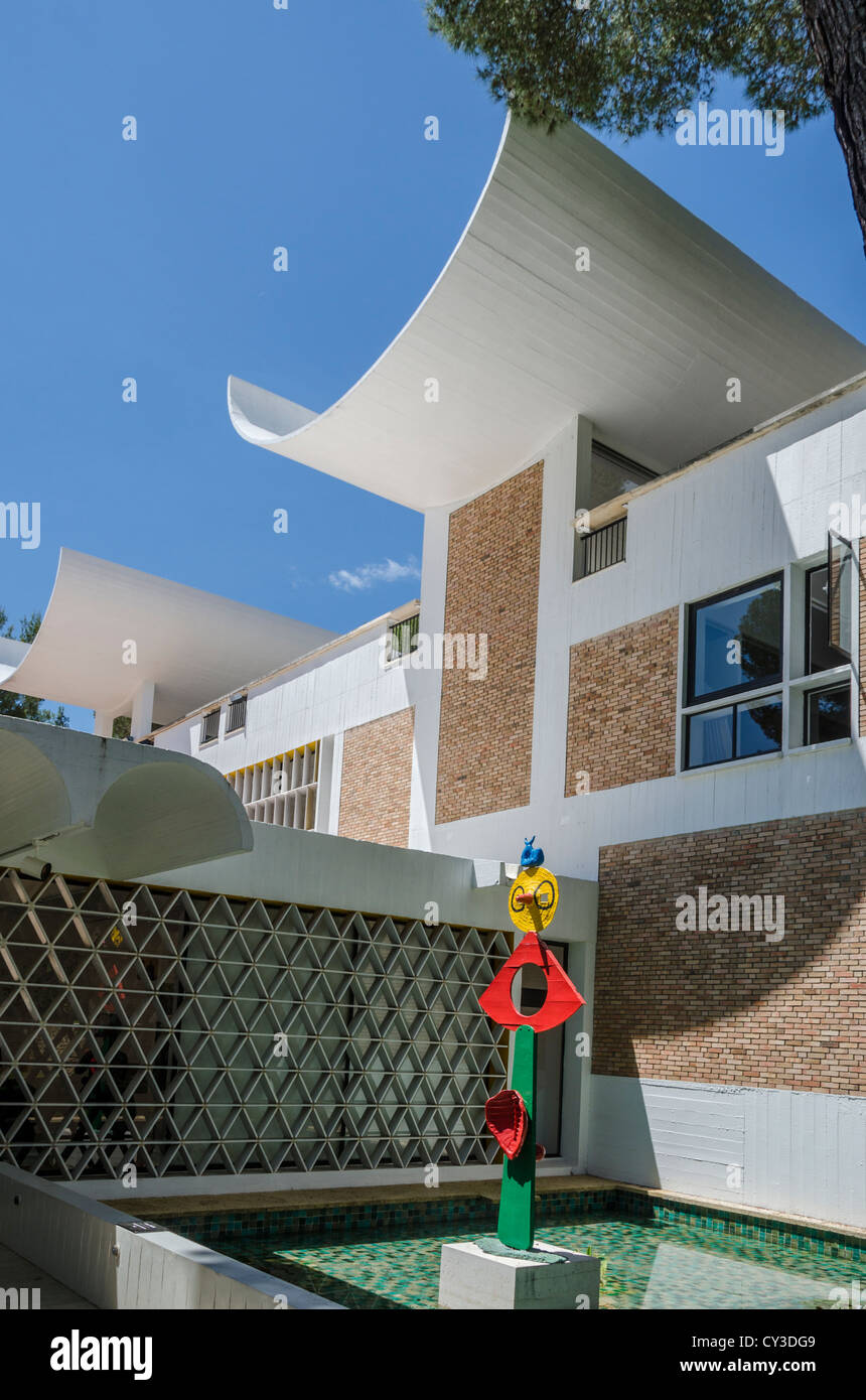 Sculpture de Joan Miro. Fondation Maeght, St Paul de Vence, France. Conçu par l'architecte espagnol Jose-Luis sert. Banque D'Images