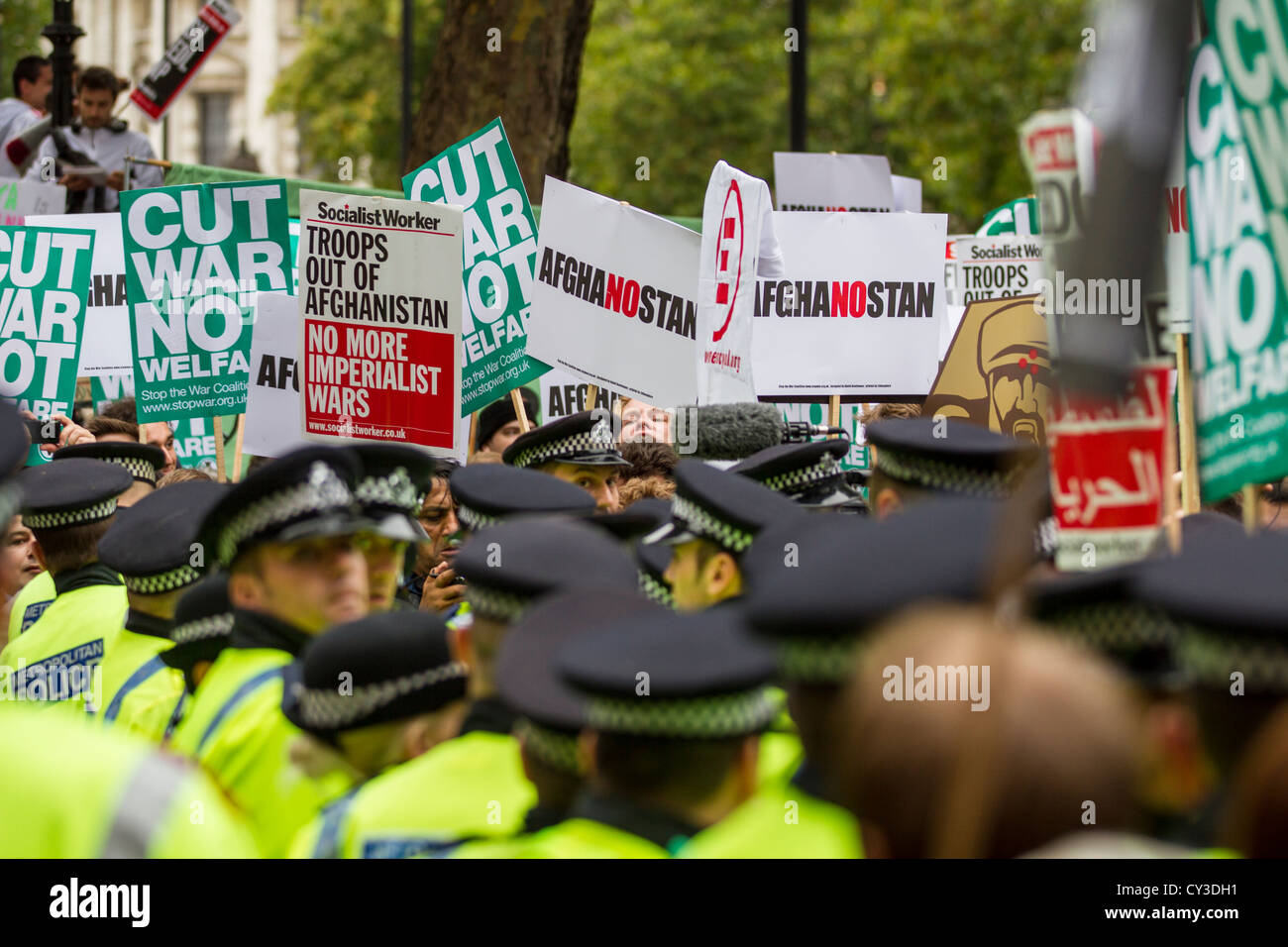 Les agents de police hold back manifestants à l'arrêt de la guerre rassemblement à Trafalgar Square, Londres. Julian Assange était un orateur. Banque D'Images